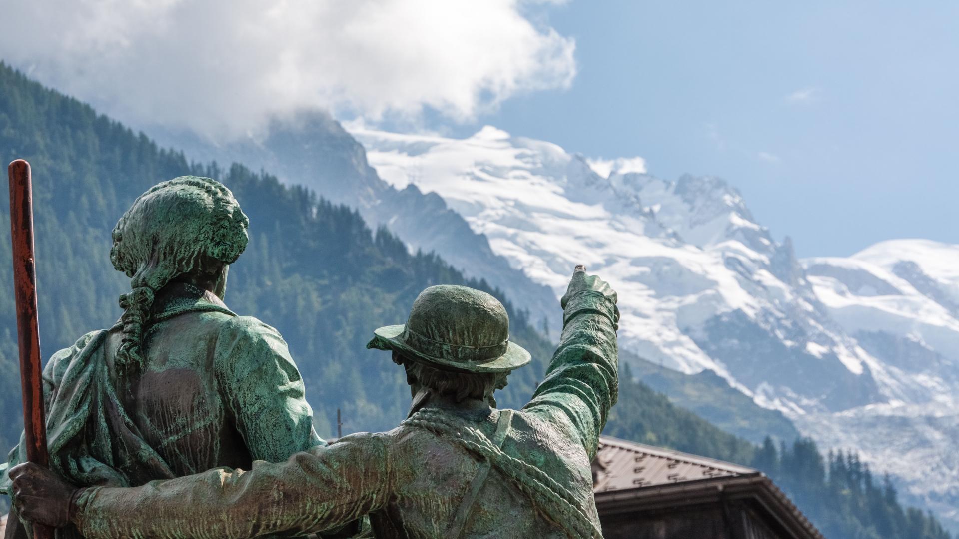Statue de Jacques Balmat et Michel-Gabriel Paccard à Chamonix
