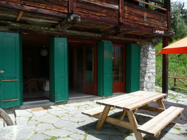 portes et baie vitrées donnant sur la terrasse face au MB