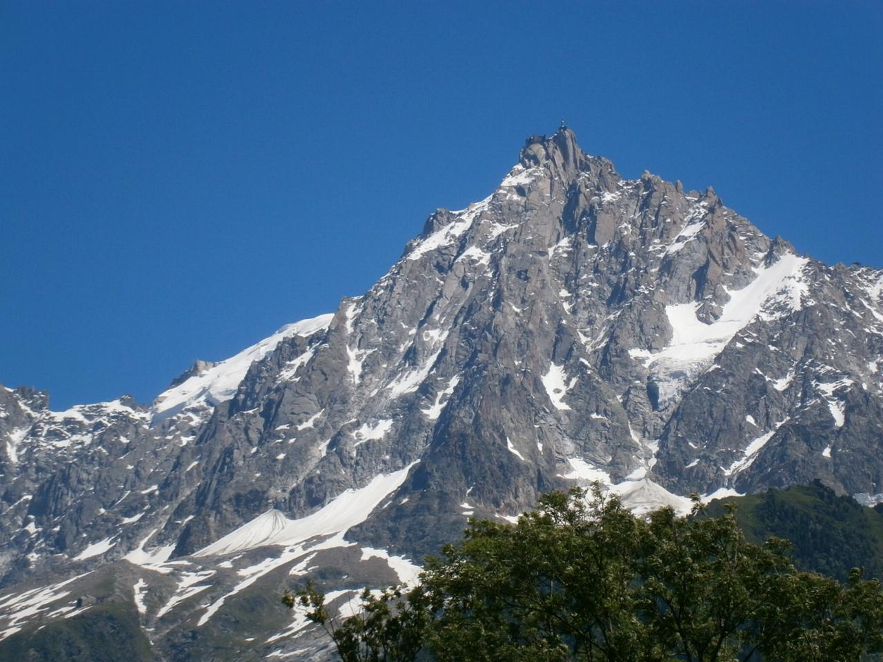 L'aiguille du midi vue des chalets